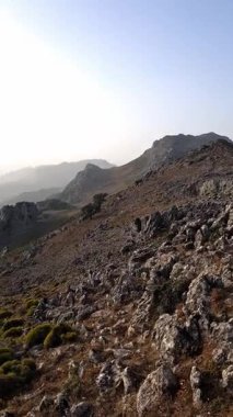 Ajlajel Dağı 'nın (1385 m) Koudiet Ajlajel yakınlarındaki Tetouan, Fas' taki zirve sahnesinden günbatımında geniş tepeler, kayalık çıkıntılar, güneşli vadiler ve tepeler ortaya çıkar.