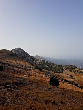 Tetouan yakınlarındaki Jbel Thalouja 'dan (1681 m) zirve görüntüsü, günbatımında geniş tepeler, kayalık çıkıntılar ve güneşli tepeleri ortaya çıkarıyor..