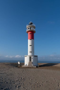 Sahildeki açık gökyüzünde bir deniz fenerine yakın çekim