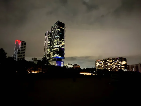 Yeni eyaletin başkentinin gece manzarası.