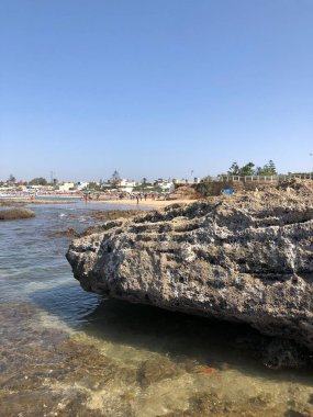 Güneş berrak mavi denizden parlarken biz onu kayalık bir yamaçtan izliyoruz..