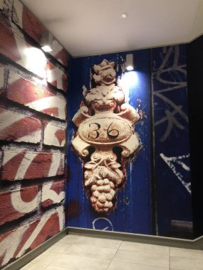 Duvar sanatı kavanozunun renkli ve gür geometrik şekilleri..