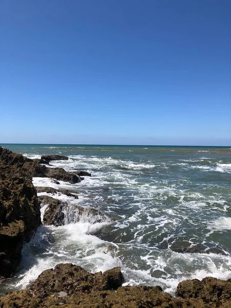 Ein Blick Auf Das Meer Von Einer Felswand Aus — Stockfoto