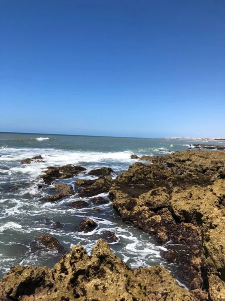 Una Gran Roca Una Playa Con Vistas Mar — Foto de Stock
