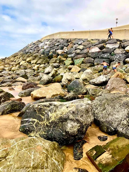 Una Gran Roca Una Playa Con Vistas Mar — Foto de Stock