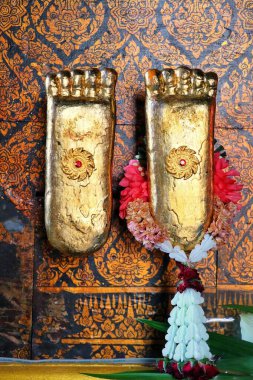 Buda heykeli yakma töreninde eski Tayland tapınağının duruşu