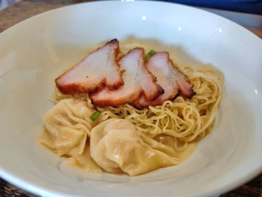 Tayland usulü yengeç çorbası.