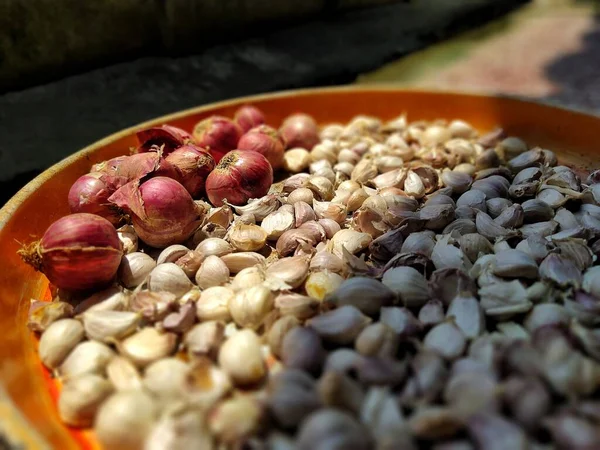 Kurutulmuş sarımsak ve soğan, Tayland yemeğinin ana malzemesi.