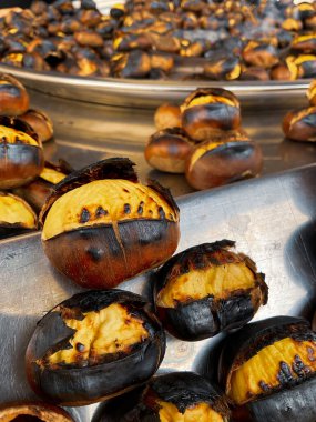 Eski bir masada kestane tavasında servis edilen kavrulmuş kestaneler. Yüksek kalite fotoğraf