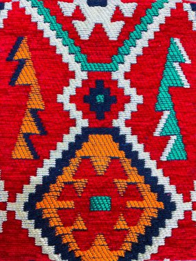 Geleneksel folk geometrik süslemeli renkli doğulu mozaik kilim. Sınır çerçeveli desenli halı. Yüksek kalite fotoğraf