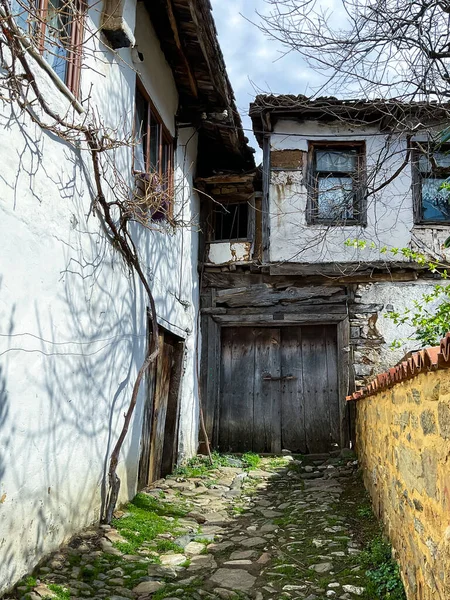 Cumalikizik köyü Türkiye 'nin 700 yıllık bir Osmanlı köyüdür. Bursa ilinin eski Osmanlı köyü, Türkiye. Eski Osmanlı evleriyle dar sokaklar