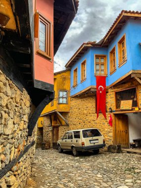 Cumalikizik köyü Türkiye 'nin 700 yıllık bir Osmanlı köyüdür. Bursa ilinin eski Osmanlı köyü, Türkiye. Eski Osmanlı evleri ve Türk bayrağıyla Dar Sokak