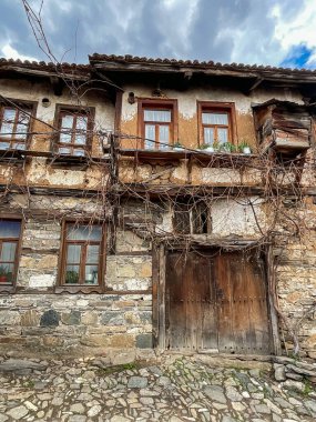 Cumalikizik köyü Türkiye 'nin 700 yıllık bir Osmanlı köyüdür. Bursa ilinin eski Osmanlı köyü, Türkiye. Eski Osmanlı evleriyle dar sokaklar