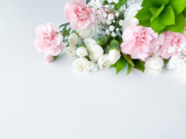 Beyaz arka planda izole edilmiş pembe ve beyaz karanfil buketinin yakın fotoğrafını çek. Metin veya yazıtlar için boş alanı olan. Kartpostal, reklam veya web sitesi için.