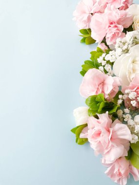 Beyaz arka planda izole edilmiş pembe ve beyaz karanfil buketinin yakın fotoğrafını çek. Metin veya yazıtlar için boş alanı olan. Kartpostal, reklam veya web sitesi için.