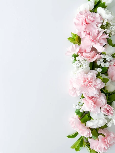 Beyaz arka planda izole edilmiş pembe ve beyaz karanfil buketinin yakın fotoğrafını çek. Metin veya yazıtlar için boş alanı olan. Kartpostal, reklam veya web sitesi için.