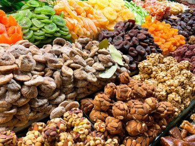 Türkiye 'nin İstanbul kentindeki Grand Bazaar' da geniş bir tatlı yelpazesi var. Tarihsel pazar popüler bir turizm merkezidir ve dünyanın en eski pazarlarından biridir..
