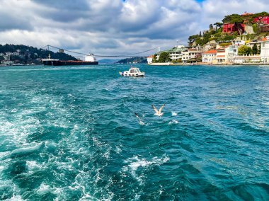 İstanbul, İstanbul, 10 Nisan 2023 manzara ve tekneli Bosporus 'tan deniz manzarası..