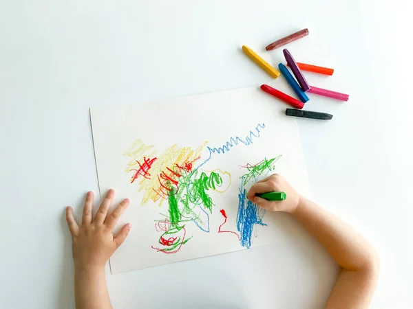 Küçük Çocuk Beyaz Masaya Pastel Boya Kalemleriyle Resim Çiziyor Babalar — Stok fotoğraf