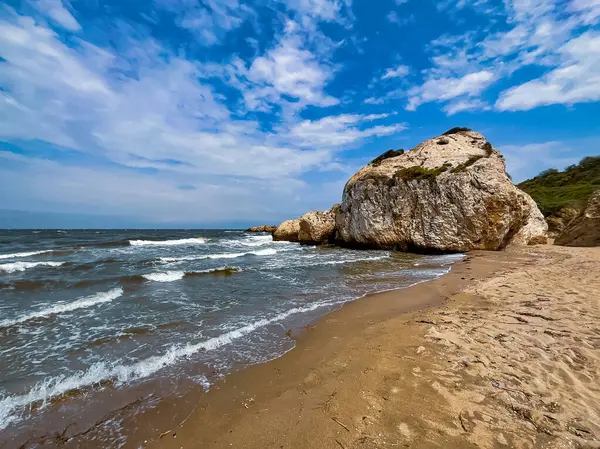 Kaya ve dalgalarla dolu güzel bir deniz manzarası. Mudanya, Türkiye. Yüksek kalite fotoğraf