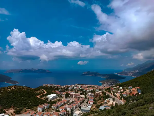Türk kentinin panoramik manzarası ve teleferikten deniz manzarası. Yüksek kalite fotoğraf