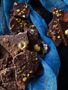 Siyah arka planda fındık ve fındıklı ev yapımı çikolata parçaları. Yüksek kalite fotoğraf