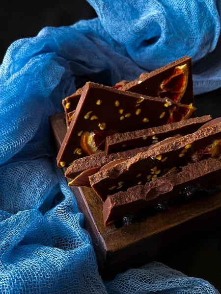 Fındık ve kuru üzümlü çikolata parçaları. Yüksek kalite fotoğraf
