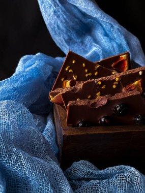 Fındık ve kuru üzümlü çikolata parçaları. Yüksek kalite fotoğraf