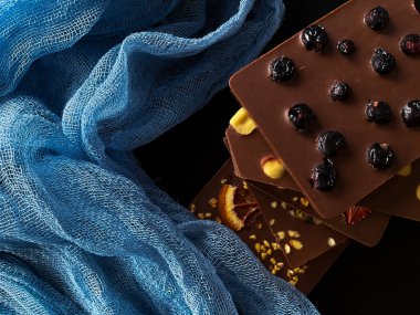 Çikolata parçaları. Meyveli, çilekli, portakallı. Yüksek kalite fotoğraf