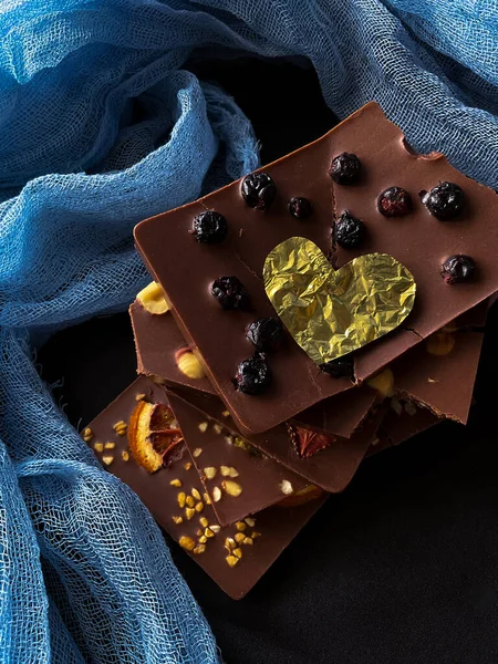 Altın folyo kalpli çikolata parçaları. Meyveli, çilekli, portakallı. Yüksek kalite fotoğraf