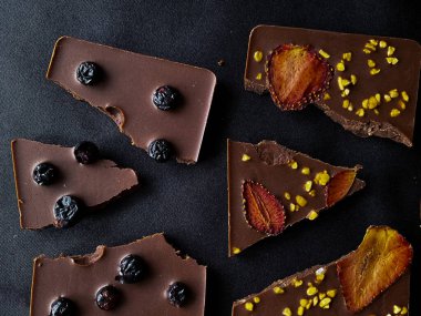 Siyah arka planda yabanmersinli siyah çikolata. Yukarıdan bak. Yüksek kalite fotoğraf