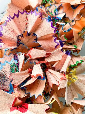 Kalemleri açtıktan sonra kağıt üzerinde talaş ve kurşun parçaları, öğretim ve çizim için kalem hazırlamak. Yüksek kalite fotoğraf