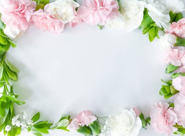 Pembe çiçek. Beyaz arka planda çeşitli pembe çiçekler var. Yazı veya metin için boş boşluk ile