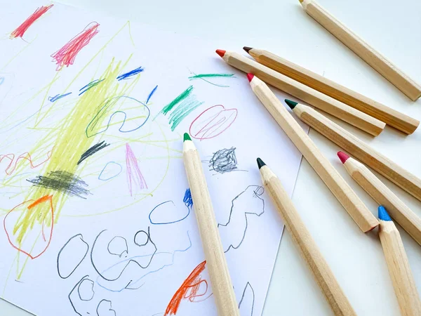 Çocuk çizimlerinin arka planında renkli kalemler. Üst Manzara. Yüksek kalite fotoğraf
