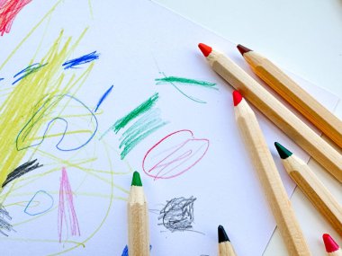 Çocuk çizimlerinin arka planında renkli kalemler. Üst Manzara. Yüksek kalite fotoğraf