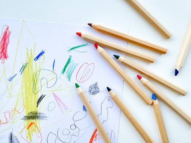 Çocuk çizimlerinin arka planında renkli kalemler. Üst Manzara. Yüksek kalite fotoğraf