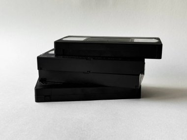 Retro nostalji: nötr arkaplana karşı bir yığın vintage vhs kaseti.