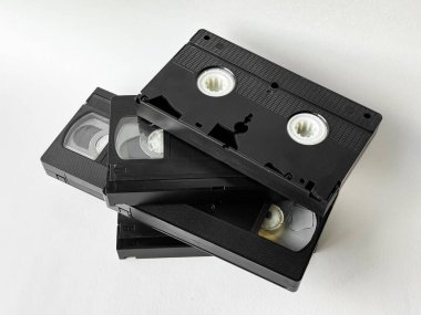 Nostaljik medya temaları için beyaz arkaplandaki Retro vhs kayıtları.