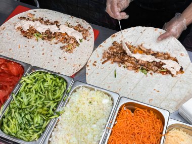 Taze malzemeler ve kremalı sosla nefis tavuk swarma paketleri yapıyorum..