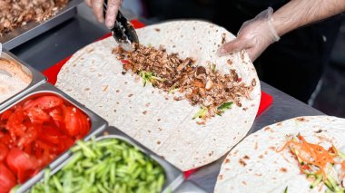 Ağız sulandıran shawarma sarma hazırlığı. Taze malzemelerle..