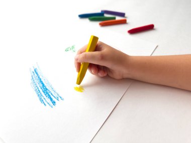 Childs 'ın el çizimi beyaz kağıda renkli pastel boyalarla.