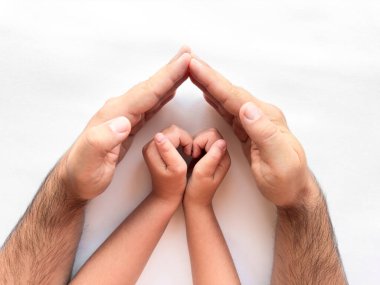 Aile koruması ve bakımı. Eller bir çocuk için güvenli bir yer yaratıyor..