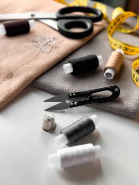 Gerekli şeyleri dikiyorum. Terzi ve diy projeleri için iplikler, makas ve kumaş.