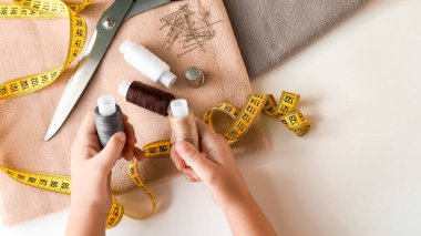 Yaratıcı dikiş gereksinimleri. İplikler, iğneler ve terzilik aletleri.