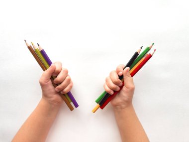 Beyaz arkaplanda izole edilmiş renkli renkli kalemler.