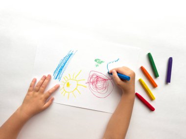 Childs 'ın el çizimi, beyaz kağıda renkli boya kalemleriyle. Yaratıcılık ve hayal gücü iş başında.