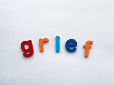 Beyaz arkaplanda kederi heceleyen renkli harfler.