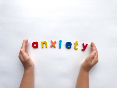 Çocuklar kaygılarıyla başa çıkıyorlar. El ve alfabe terapisine yardım ediyorum..