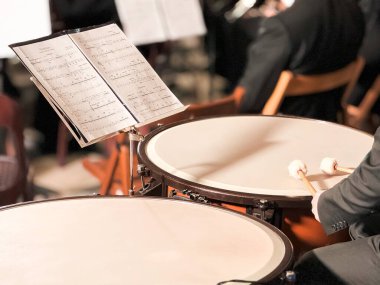 Orkestra ayarlarında timpani davulları ve notaları kapat.