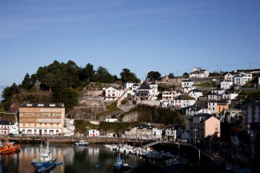 İspanya 'nın Luarca köyü. 22 Ocak 2025. Sahil köyü manzarası, liman ve yamaçtaki evler huzur içinde..